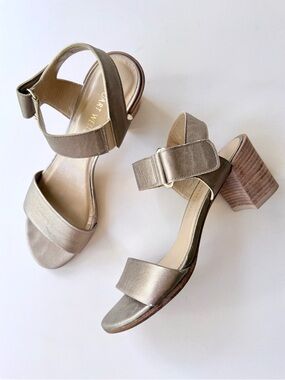 Stuart Weitzman Broadband City Leather Sandal in Gold / Bronze Metallic Size 7